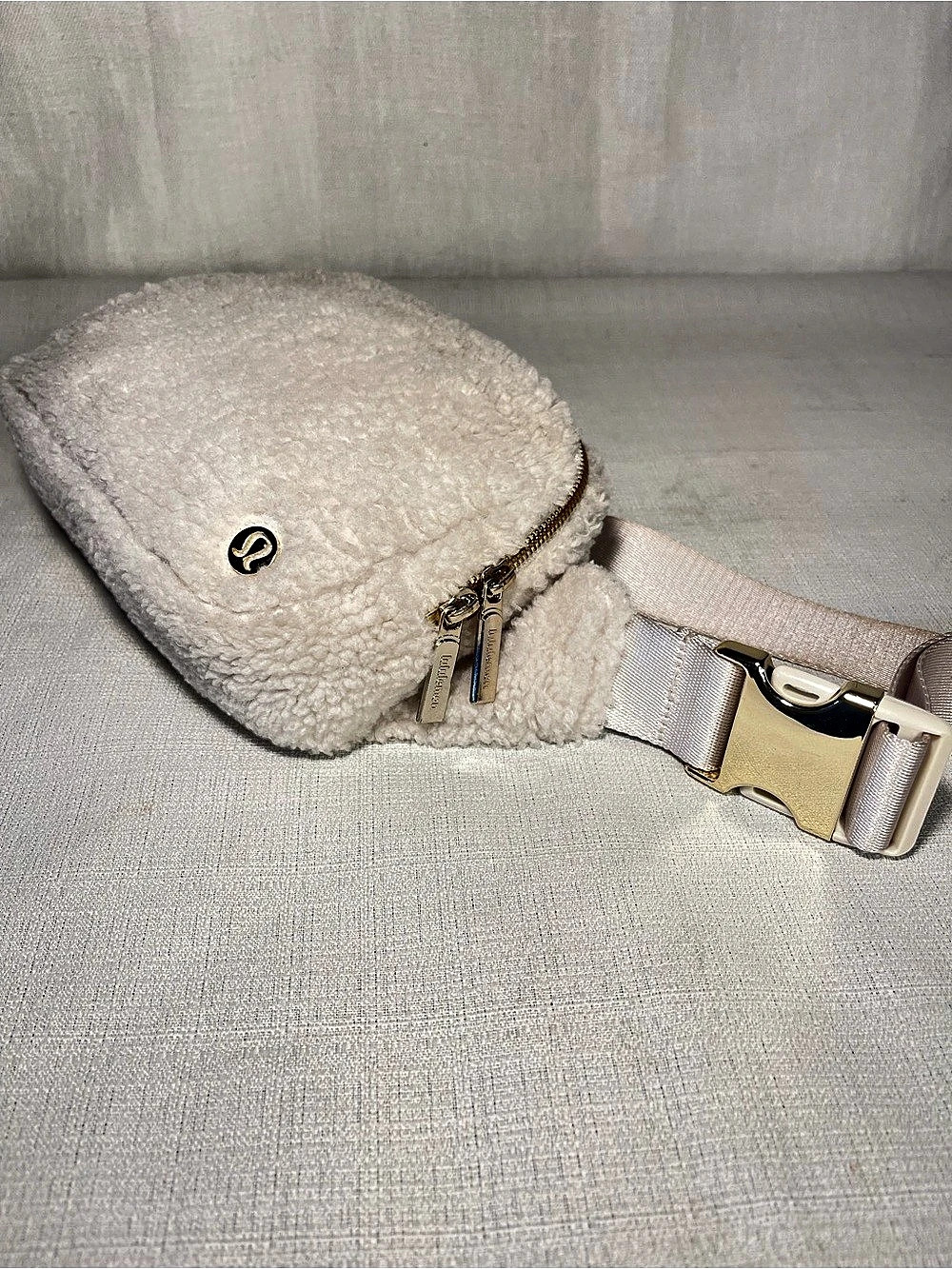 lululemon Everywhere Belt Bag Fleece Belt Bag in Cream